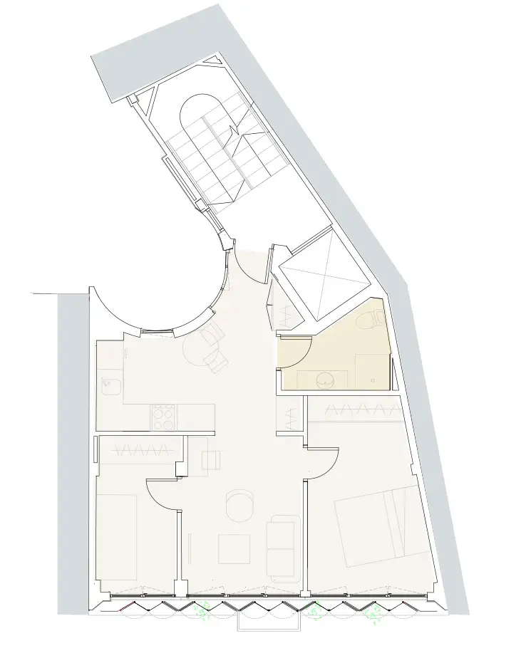 Plano arquitectónico de una vivienda en un edificio situado en Tetuán, Madrid. Se muestra la disposición de las habitaciones, el salón, la cocina y el patio en un solar de forma irregular.