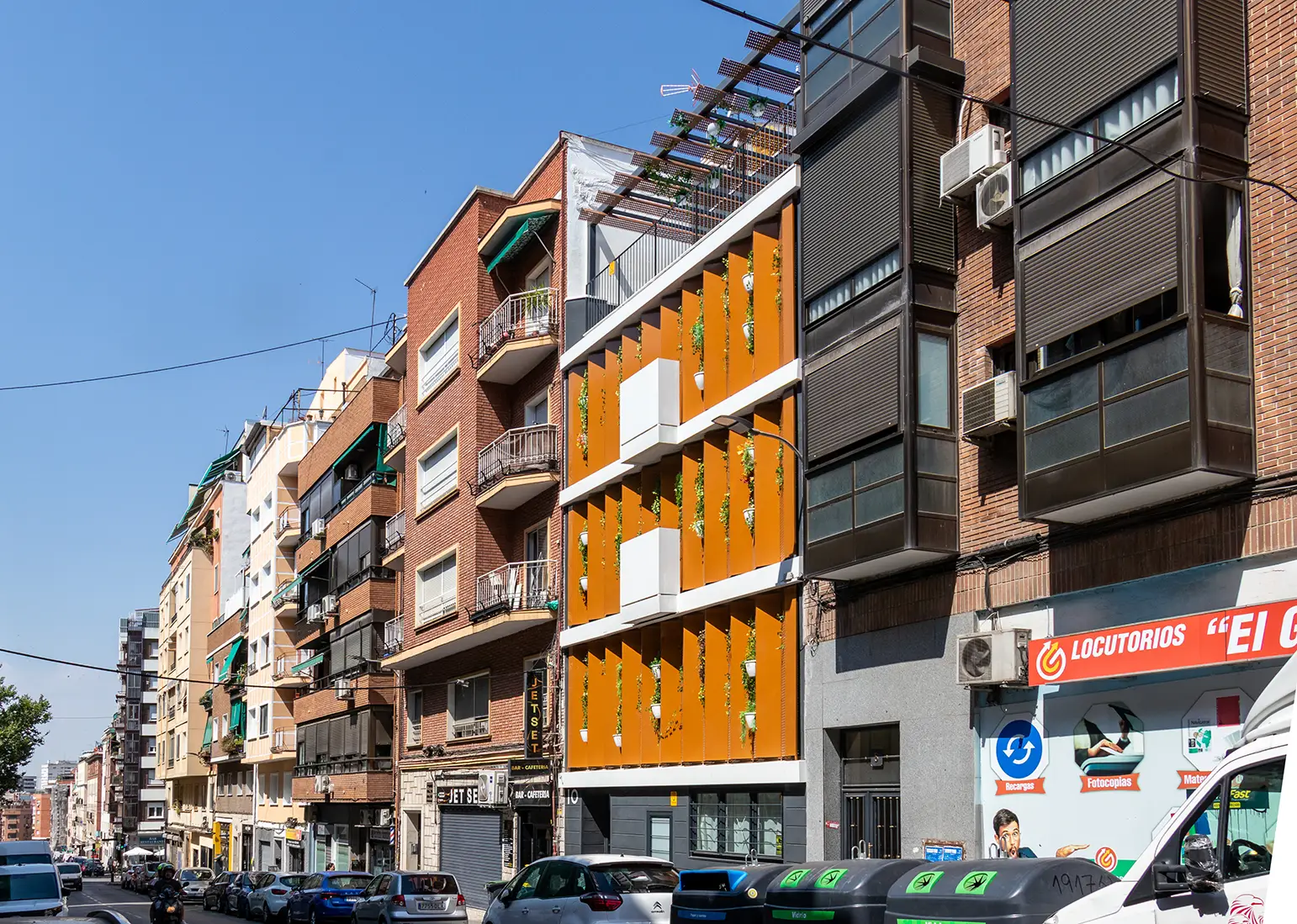 Vista lateral del edificio con fachada vegetal y diseño contemporáneo en Jerónima Llorente 10, Madrid.