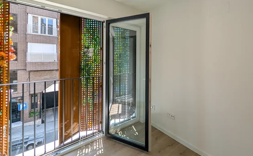 Ventanal saliente con celosía vegetal