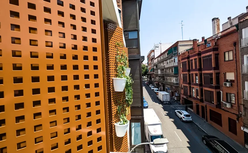 Vista desde el balcón del tercer piso hacia la calle Jerónima Llorente con celosía vegetal exterior.